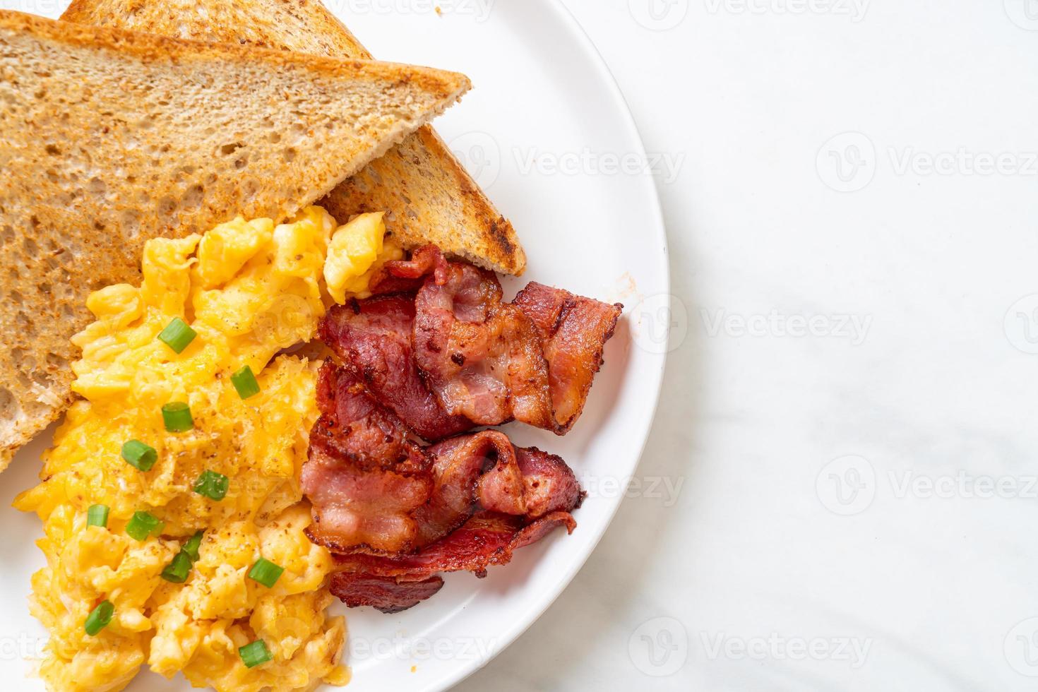 uova strapazzate con pane tostato e pancetta a colazione foto