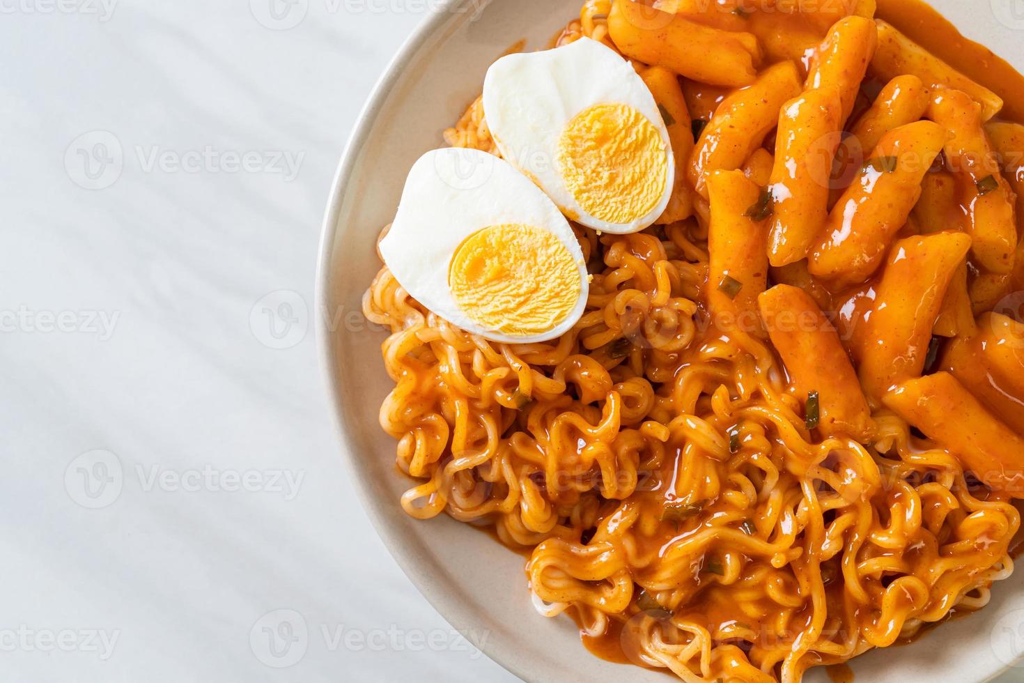 rabokki, o ramen o spaghetti istantanei coreani e tteokbokki in salsa coreana piccante - stile alimentare coreano foto