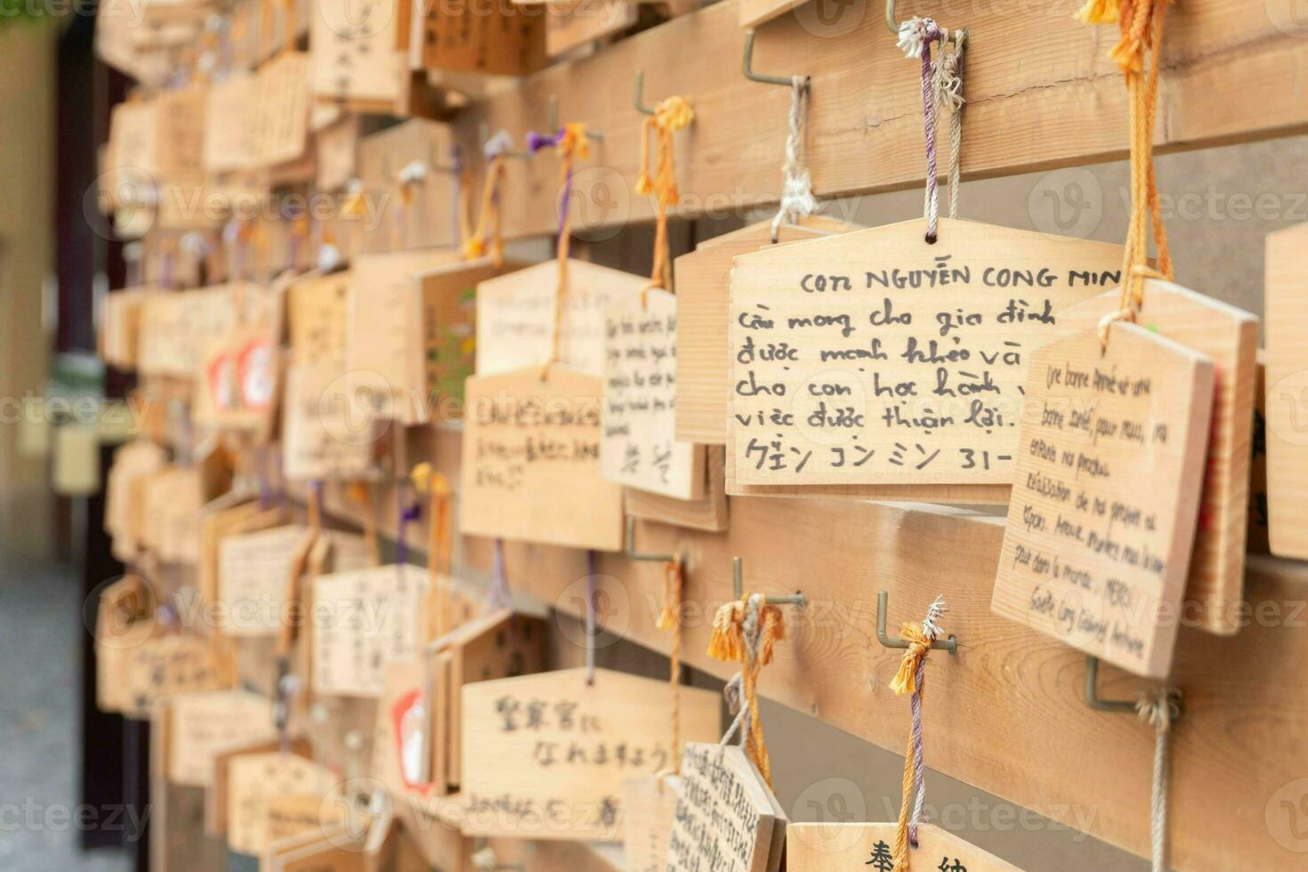 bianca carta cravatta nodo nel tokyo e kyoto Giappone santuario tempio turismo desiderio e pregare per fortuna, simbolo di fede e fortuna spirituale Asia buddismo cultura tradizione speranza per bene opportunità futuro destino foto