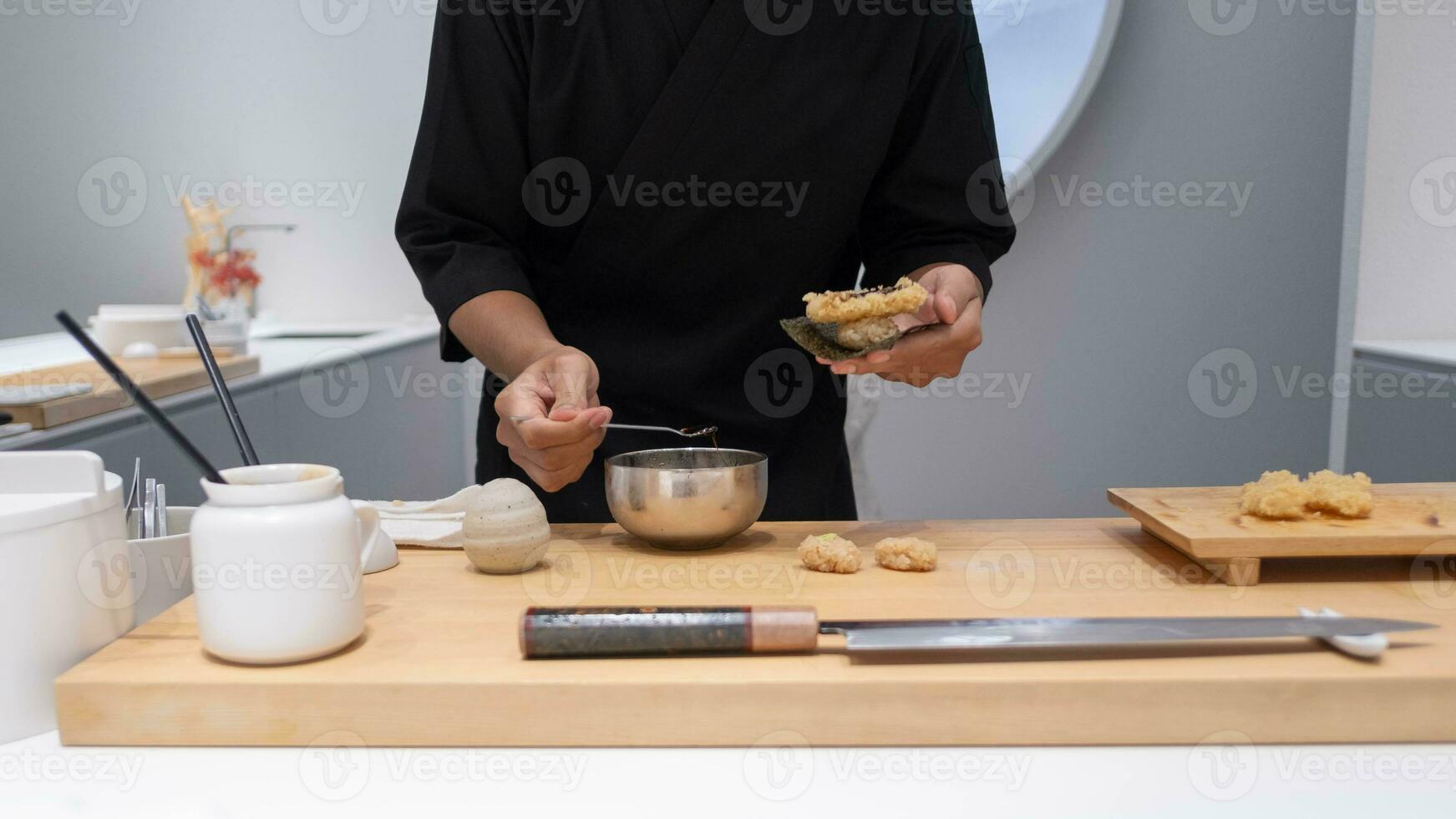 professionale capocuoco preparazione e cucinando crudo fresco pesce ingrediente su il tavolo con coltello per delizioso Sushi e sashimi pasto, persona fabbricazione lusso omakase bene cenare giapponese cibo ristorante cena foto