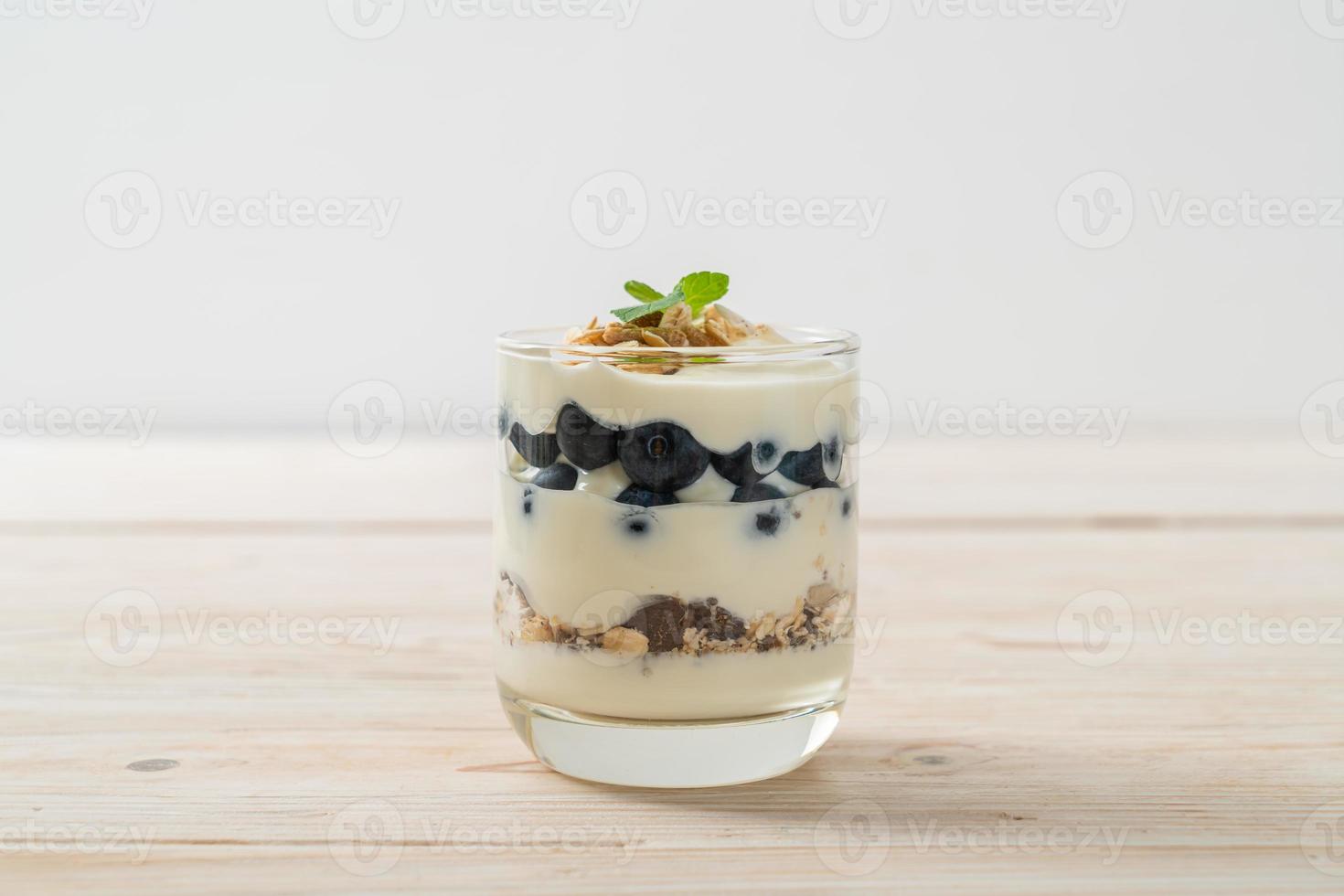 mirtilli freschi e yogurt con muesli - stile di cibo sano foto