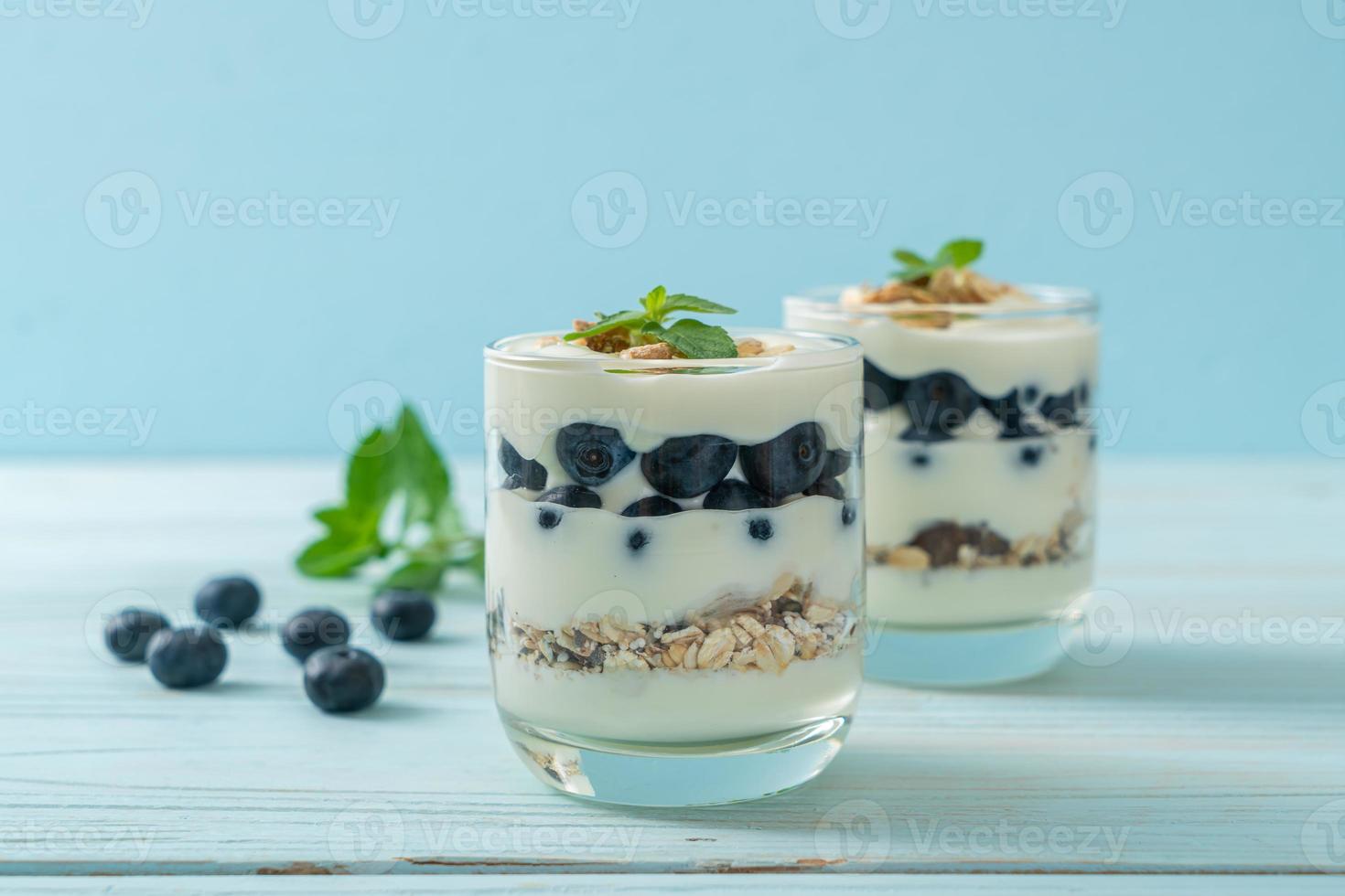 mirtilli freschi e yogurt con muesli - stile di cibo sano foto