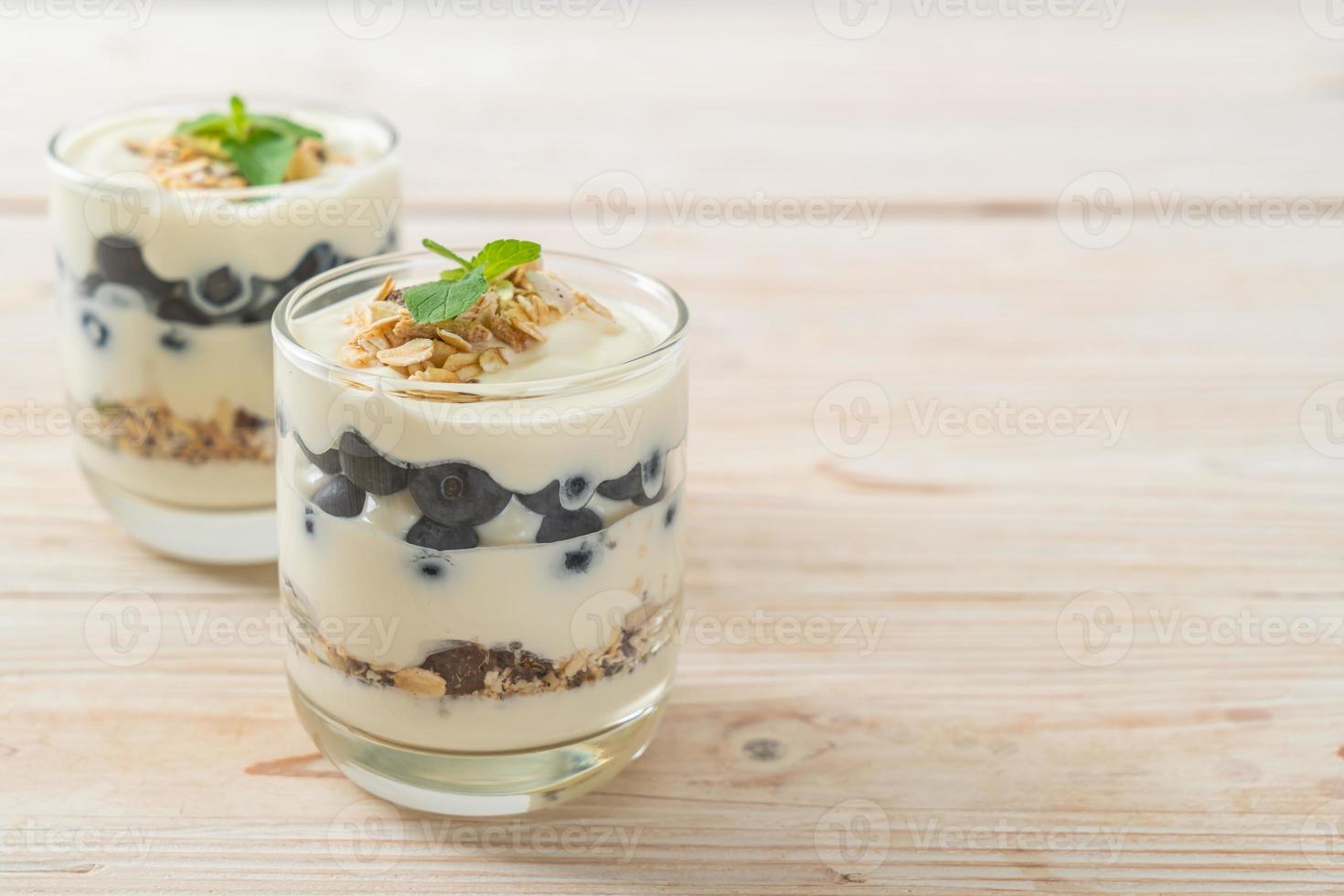 mirtilli freschi e yogurt con muesli - stile di cibo sano foto