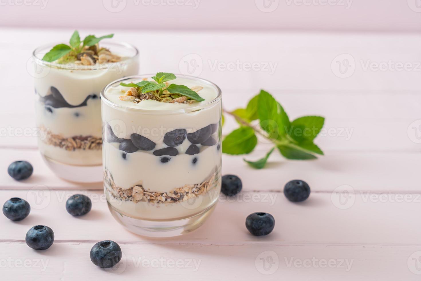 mirtilli freschi e yogurt con muesli - stile di cibo sano foto