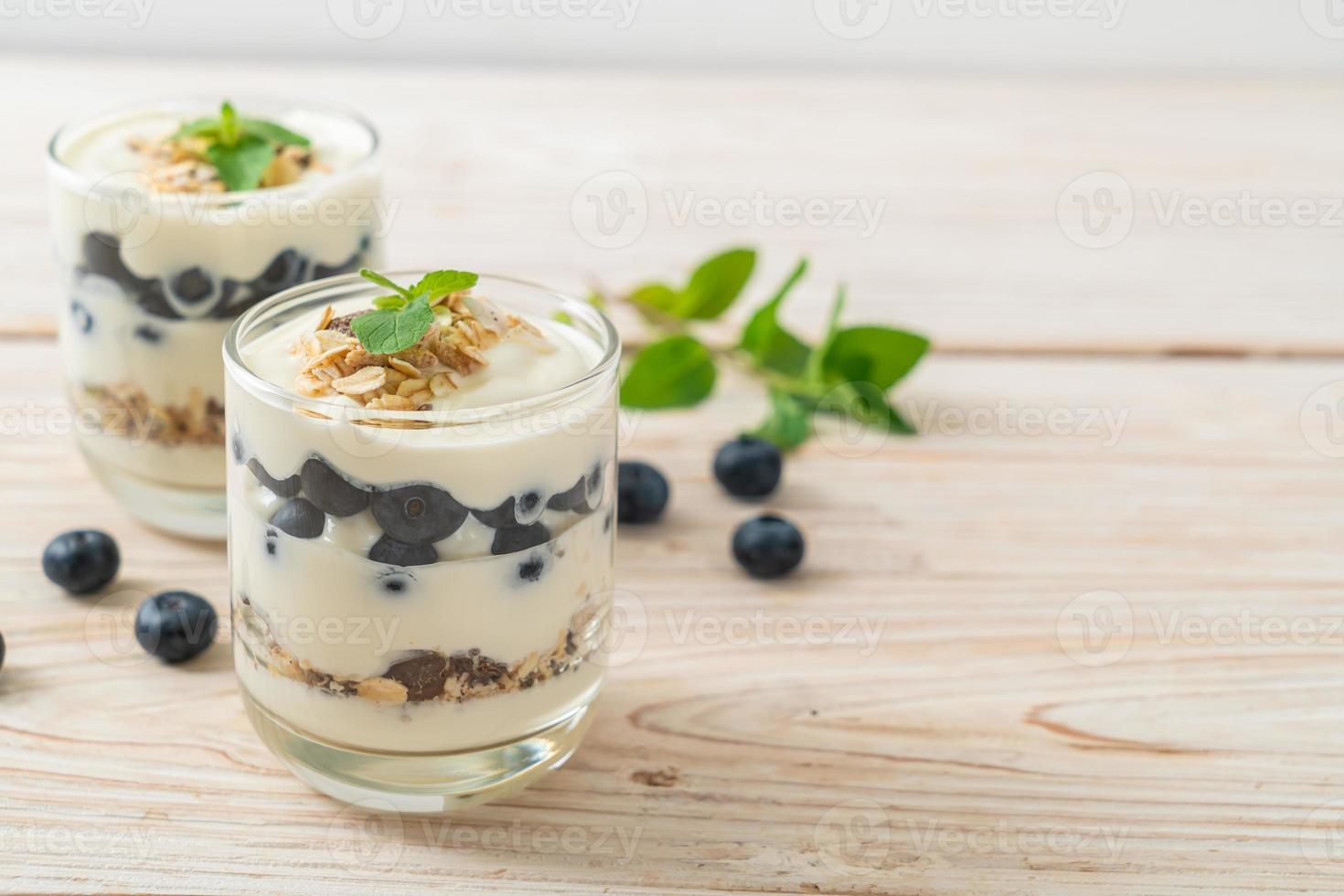 mirtilli freschi e yogurt con muesli - stile di cibo sano foto