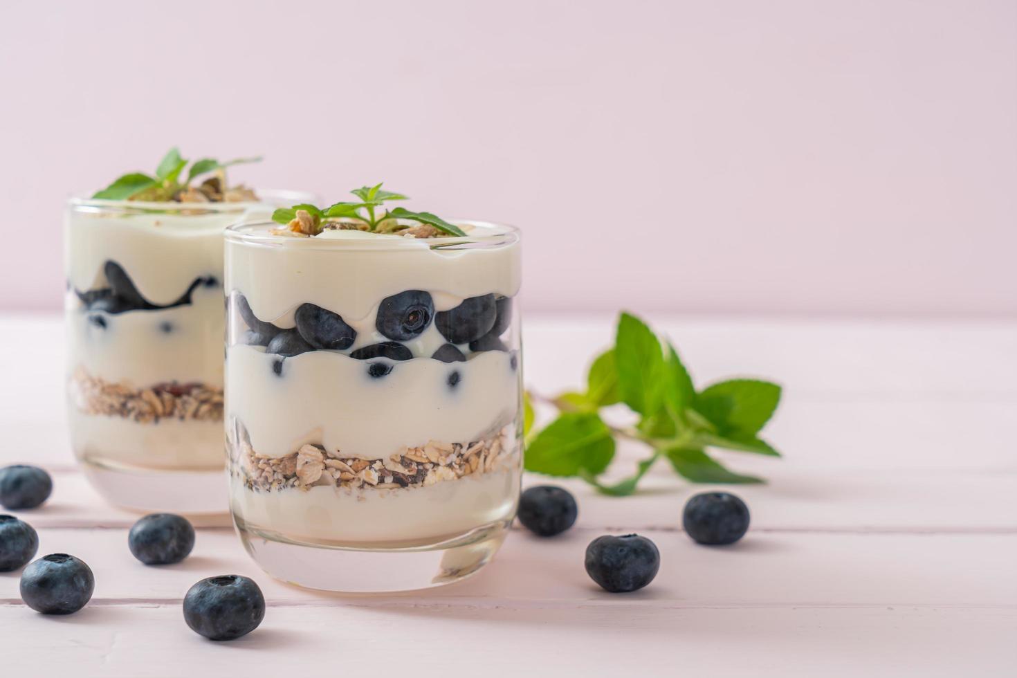 mirtilli freschi e yogurt con muesli - stile di cibo sano foto