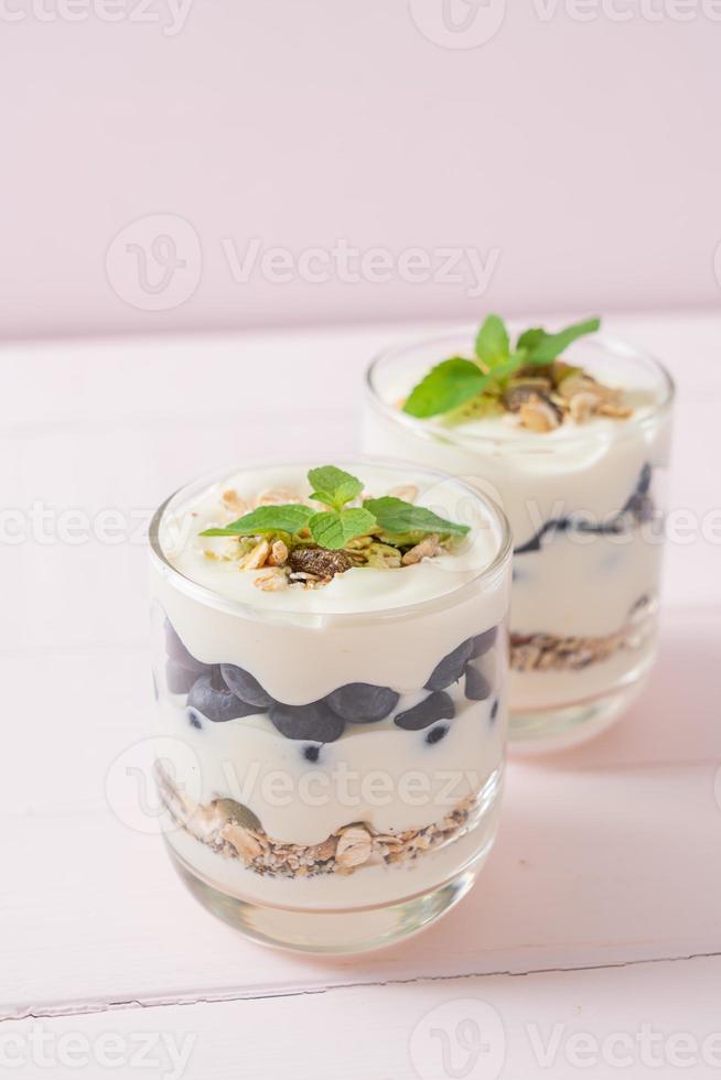 mirtilli freschi e yogurt con muesli - stile di cibo sano foto