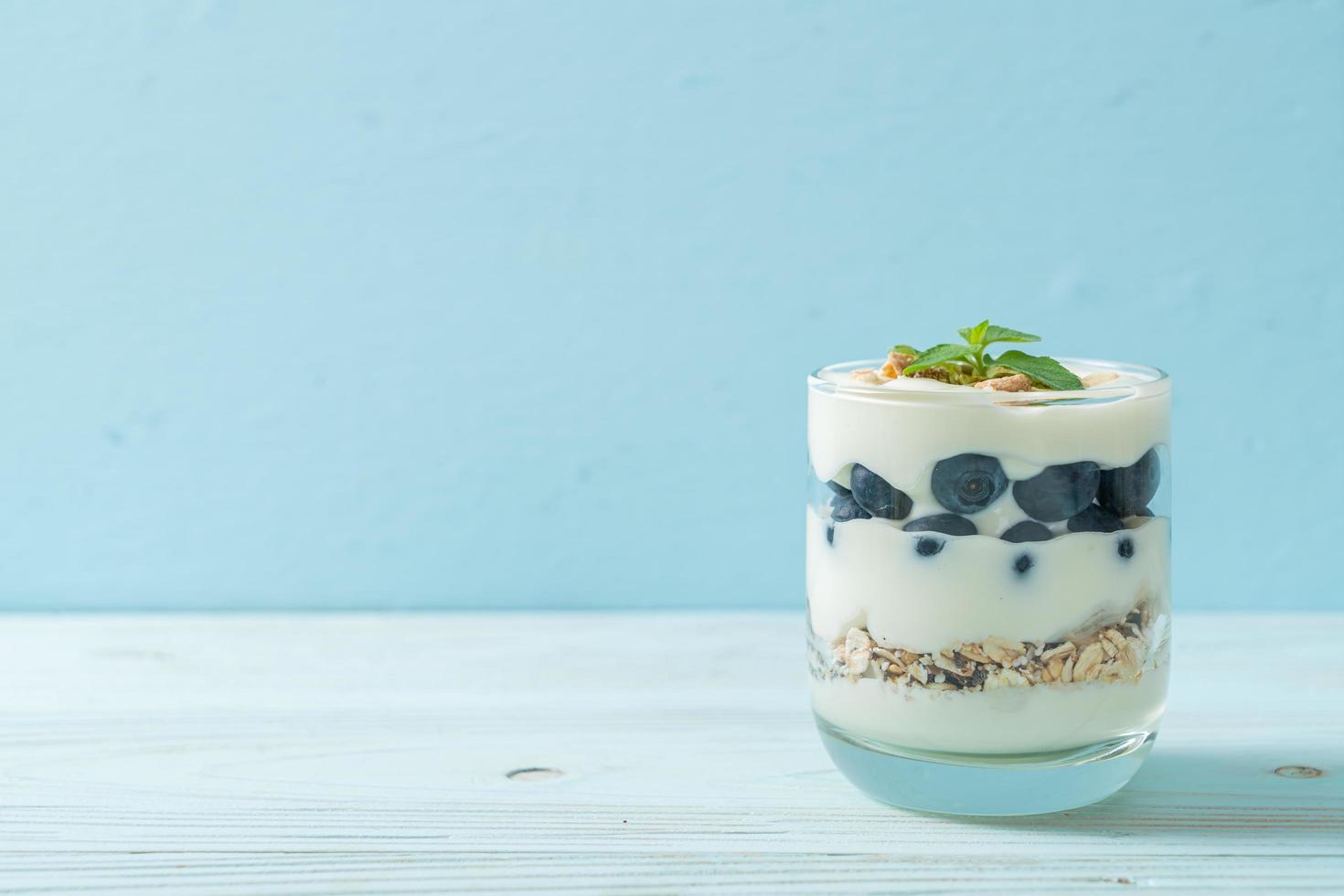 mirtilli freschi e yogurt con muesli - stile di cibo sano foto