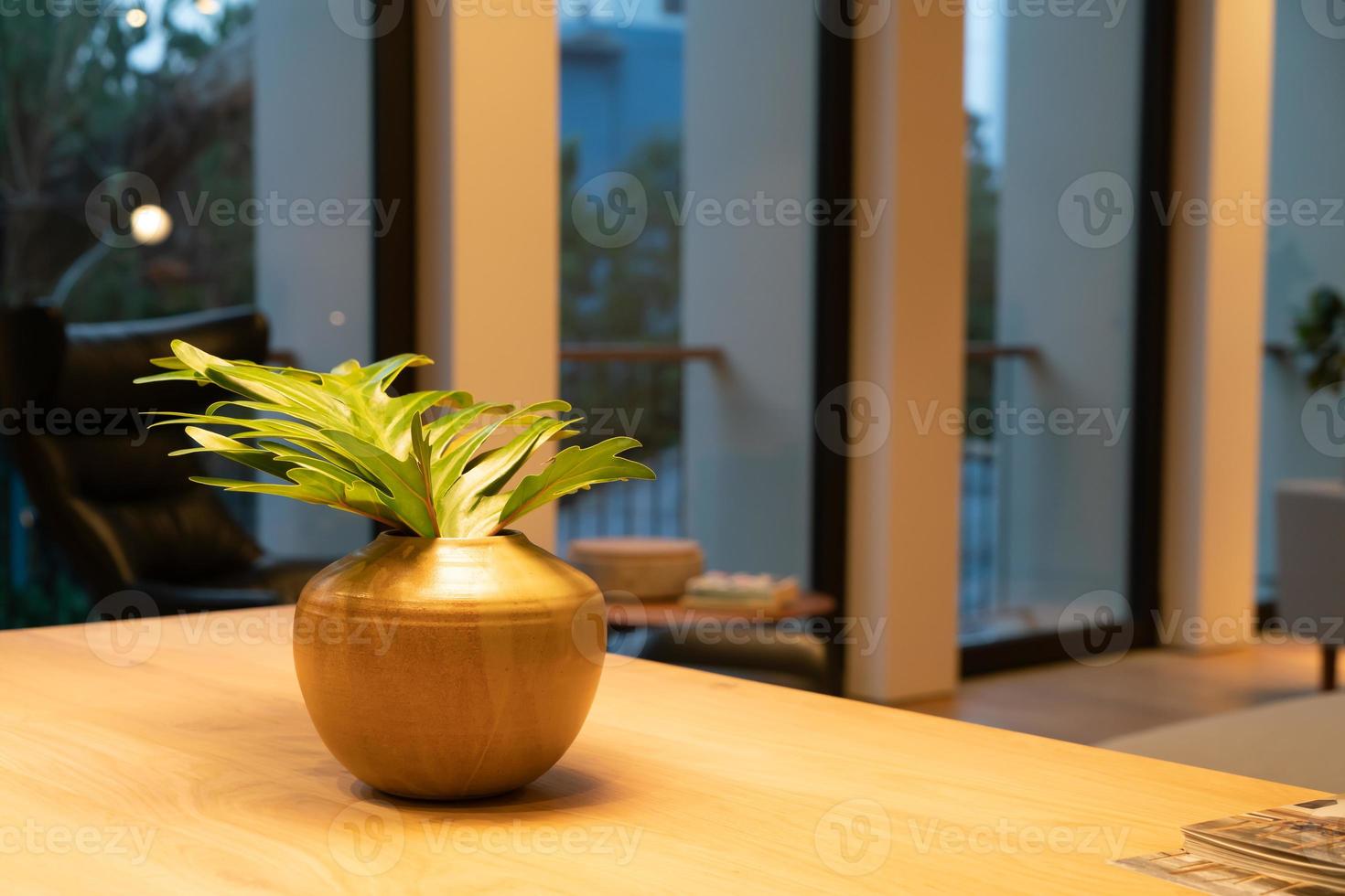 foglie in vaso decorazione sul tavolo da pranzo in legno foto