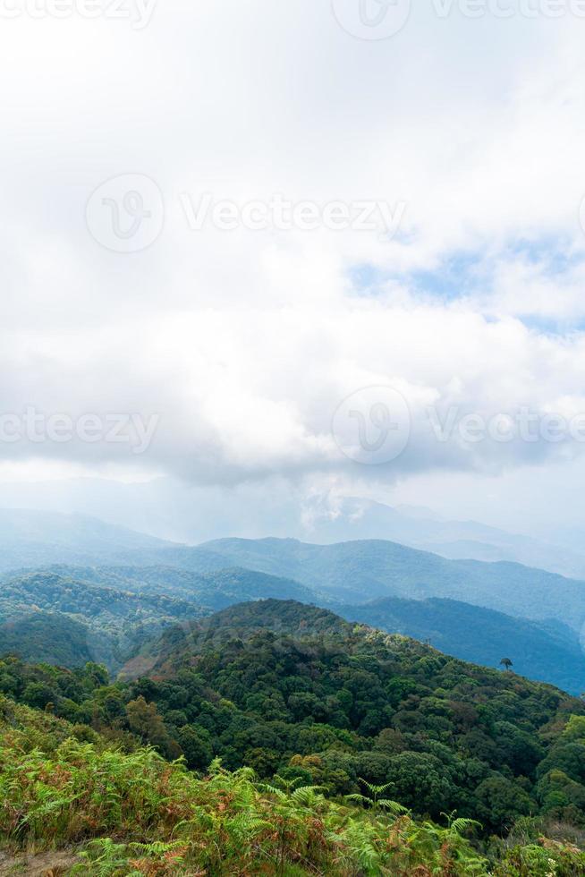 bellissimo strato di montagna con nuvole e cielo blu al sentiero naturalistico di Kew Mae Pan a Chiang Mai, Thailandia foto