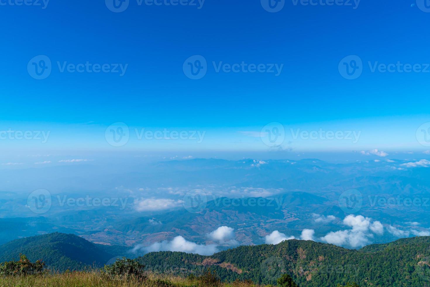 bellissimo strato di montagna con nuvole e cielo blu al sentiero naturalistico di Kew Mae Pan a Chiang Mai, Thailandia foto