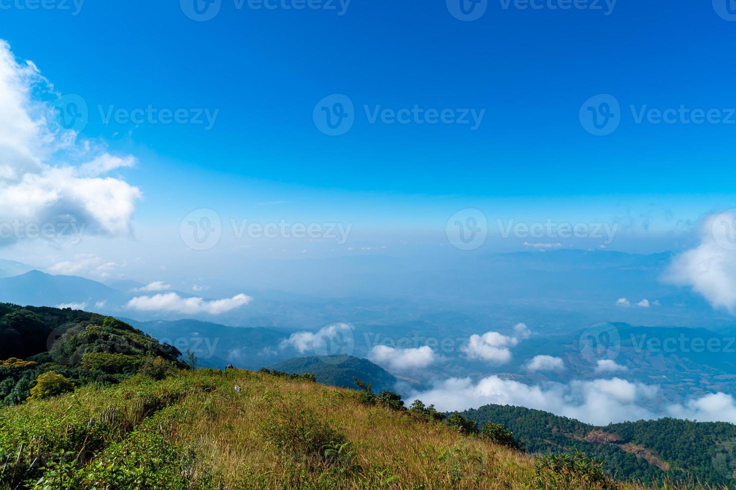 bellissimo strato di montagna con nuvole e cielo blu al sentiero naturalistico di Kew Mae Pan a Chiang Mai, Thailandia foto