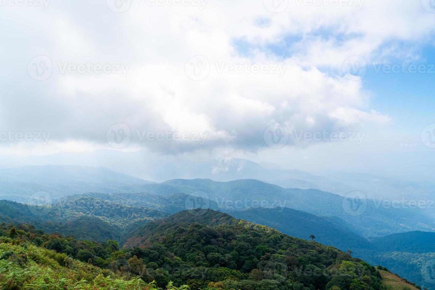 bellissimo strato di montagna con nuvole e cielo blu al sentiero naturalistico di Kew Mae Pan a Chiang Mai, Thailandia foto