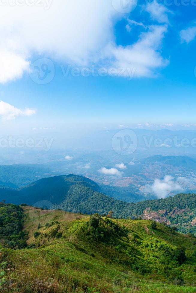 bellissimo strato di montagna con nuvole e cielo blu al sentiero naturalistico di Kew Mae Pan a Chiang Mai, Thailandia foto