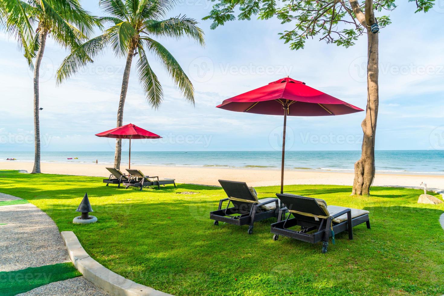 ombrellone e sedie con vista sull'oceano mare in hotel resort per vacanze vacanze concept di viaggio foto