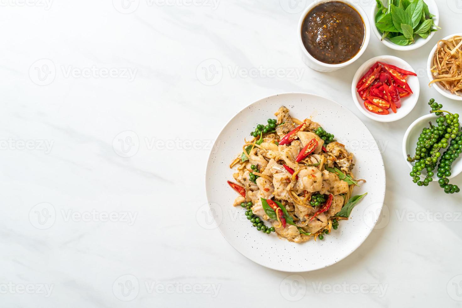 basilico santo saltato in padella con pesce ed erbe - stile cibo asiatico foto