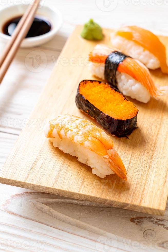 set di sushi misto - stile giapponese foto