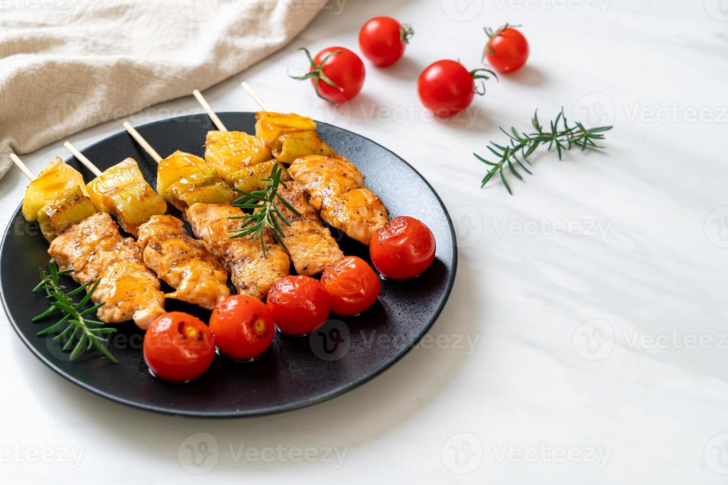 spiedino di pollo alla griglia su piastra foto