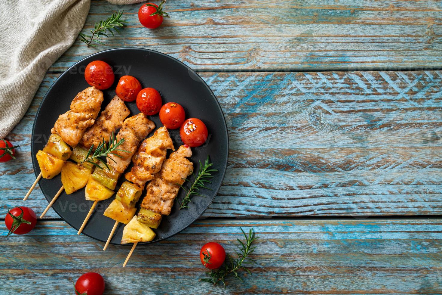 spiedino di pollo alla griglia su piastra foto