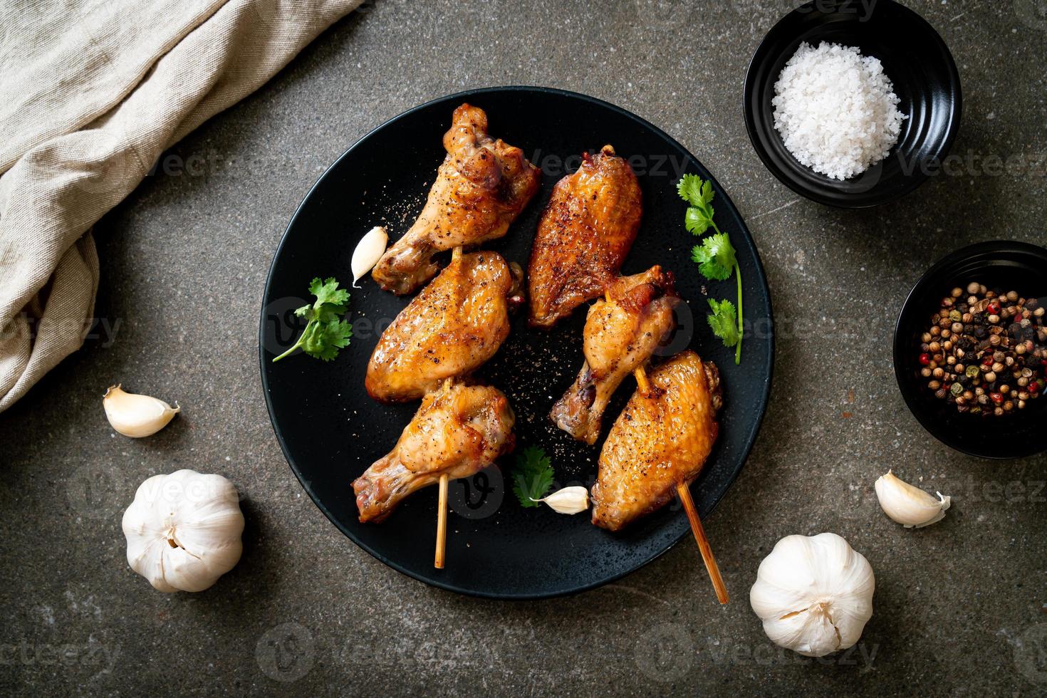 ali di pollo grigliate barbecue con pepe e aglio foto