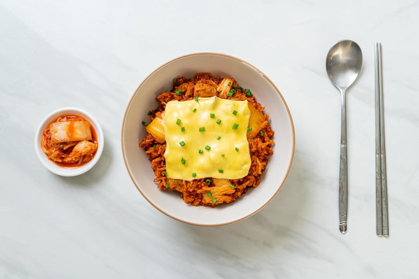 riso fritto al kimchi con maiale e formaggio ricoperto - stile asiatico e fusion foto