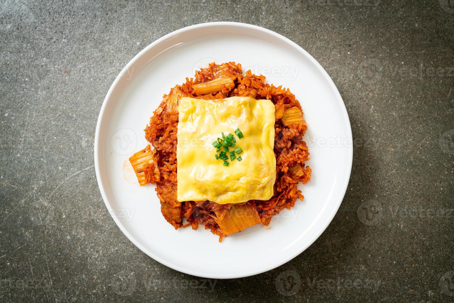 riso fritto al kimchi con maiale e formaggio ricoperto - stile asiatico e fusion foto