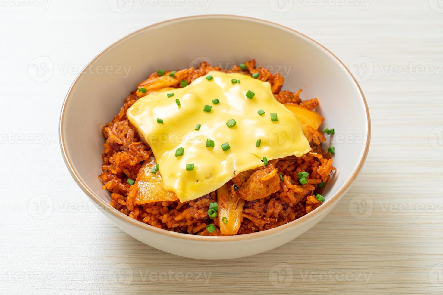 riso fritto al kimchi con maiale e formaggio ricoperto - stile asiatico e fusion foto