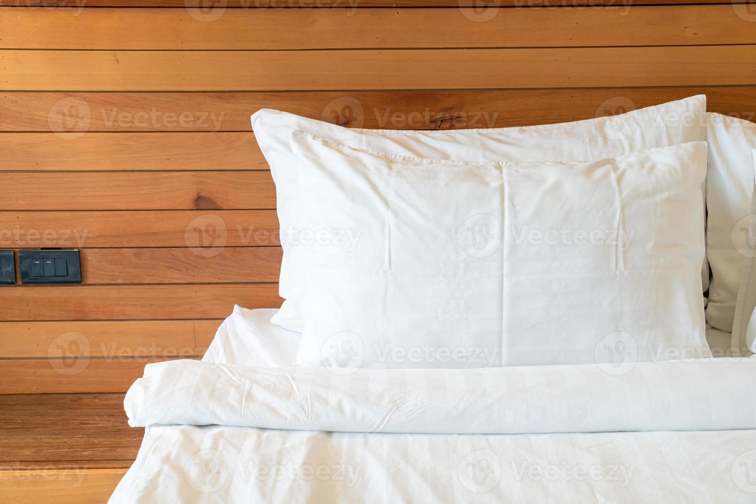 decorazione del cuscino bianco sul letto nell'interno della camera da letto foto