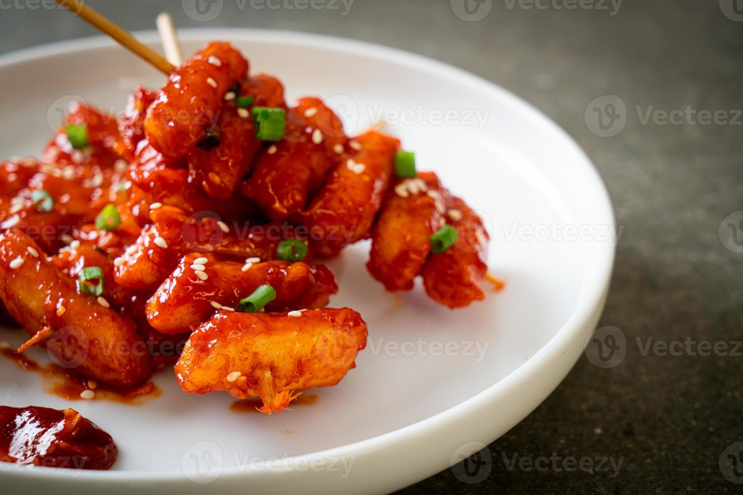 torta di riso coreana fritta, o tteokbokki, infilzata con salsa piccante - stile alimentare coreano foto