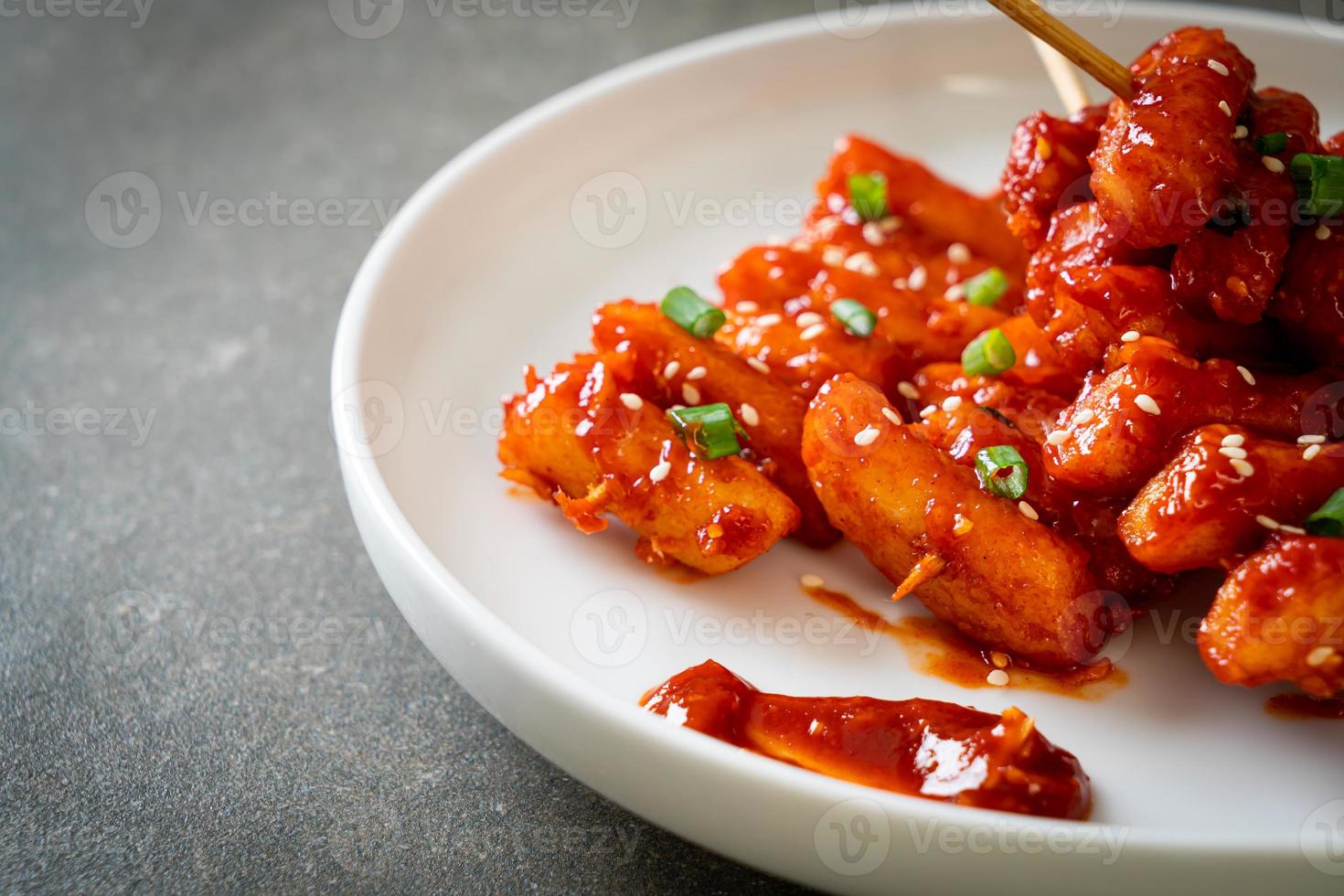 torta di riso coreana fritta, o tteokbokki, infilzata con salsa piccante - stile alimentare coreano foto