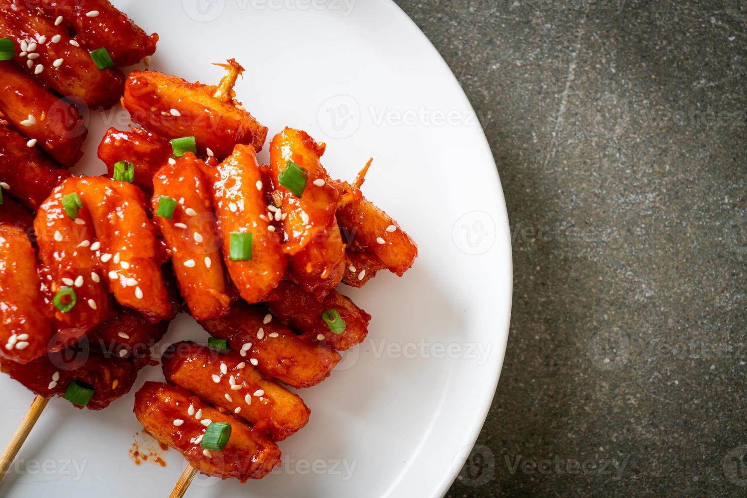 torta di riso coreana fritta, o tteokbokki, infilzata con salsa piccante - stile alimentare coreano foto