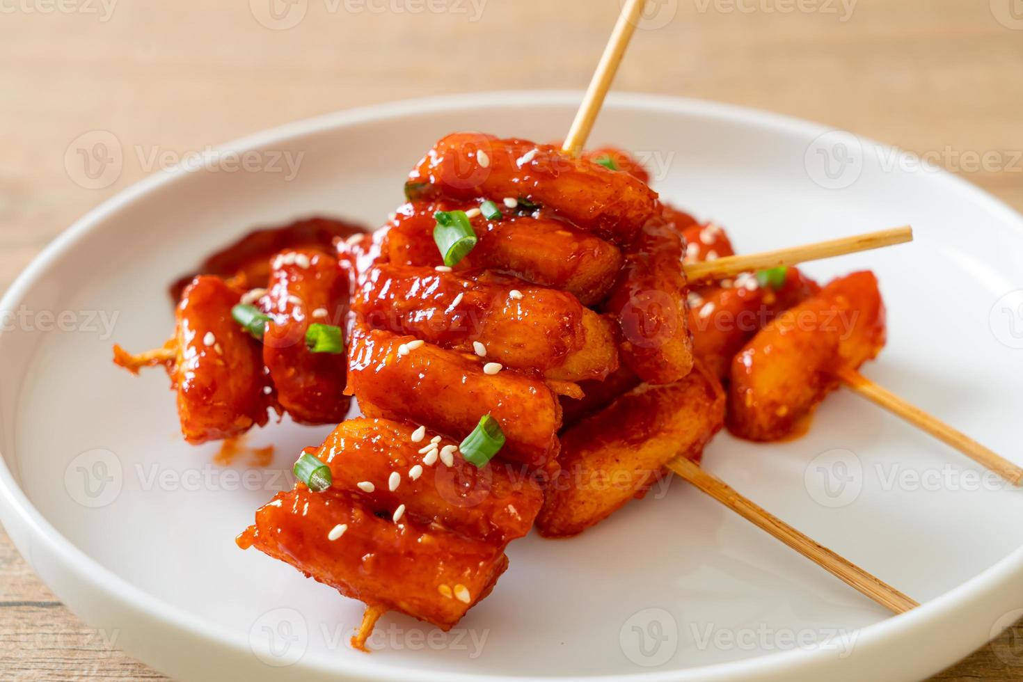 torta di riso coreana fritta, o tteokbokki, infilzata con salsa piccante - stile alimentare coreano foto