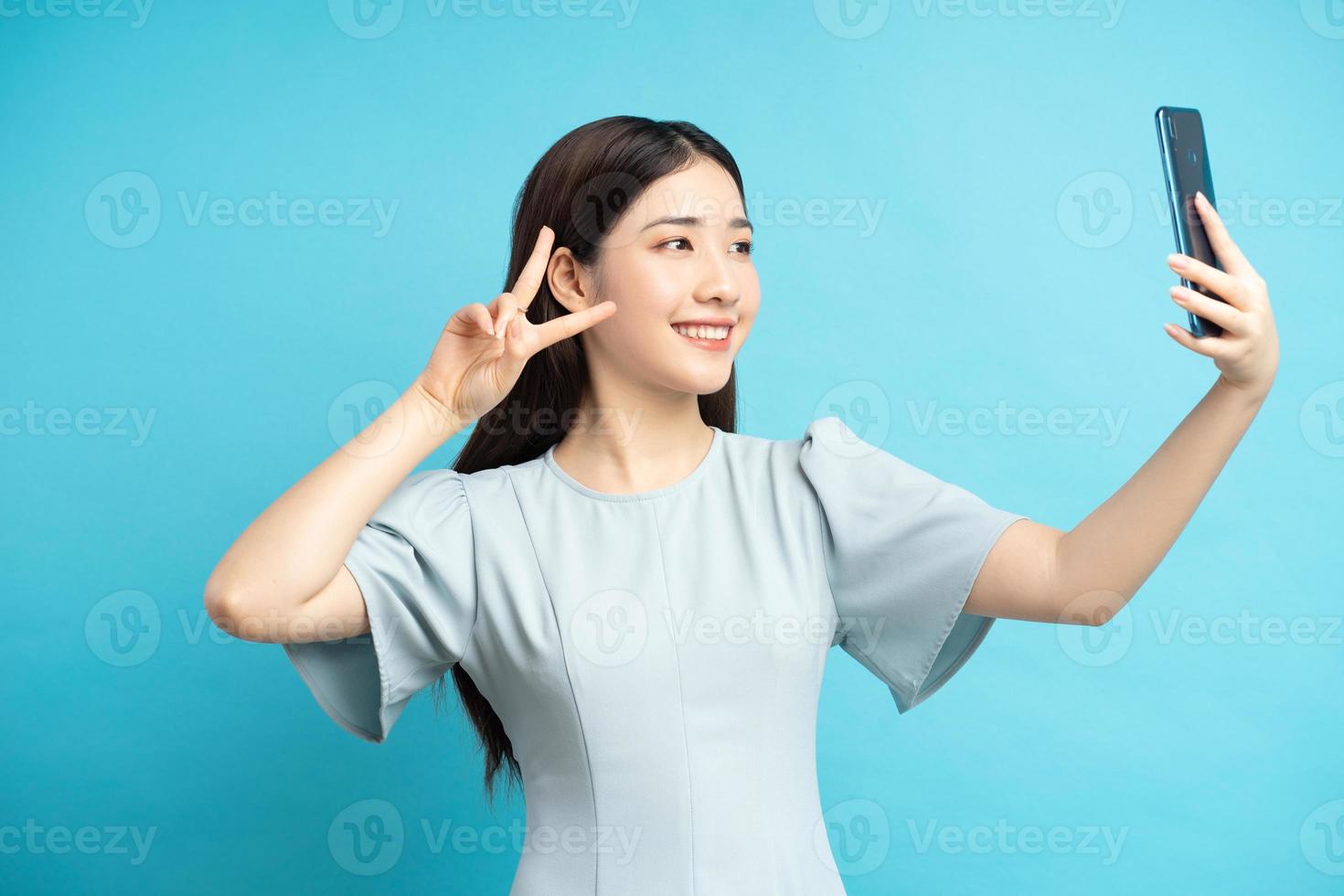 donna asiatica che prende selfie foto