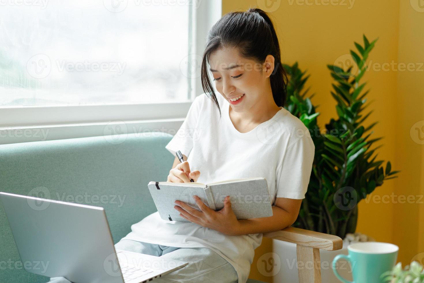 studente asiatico che studia a casa foto