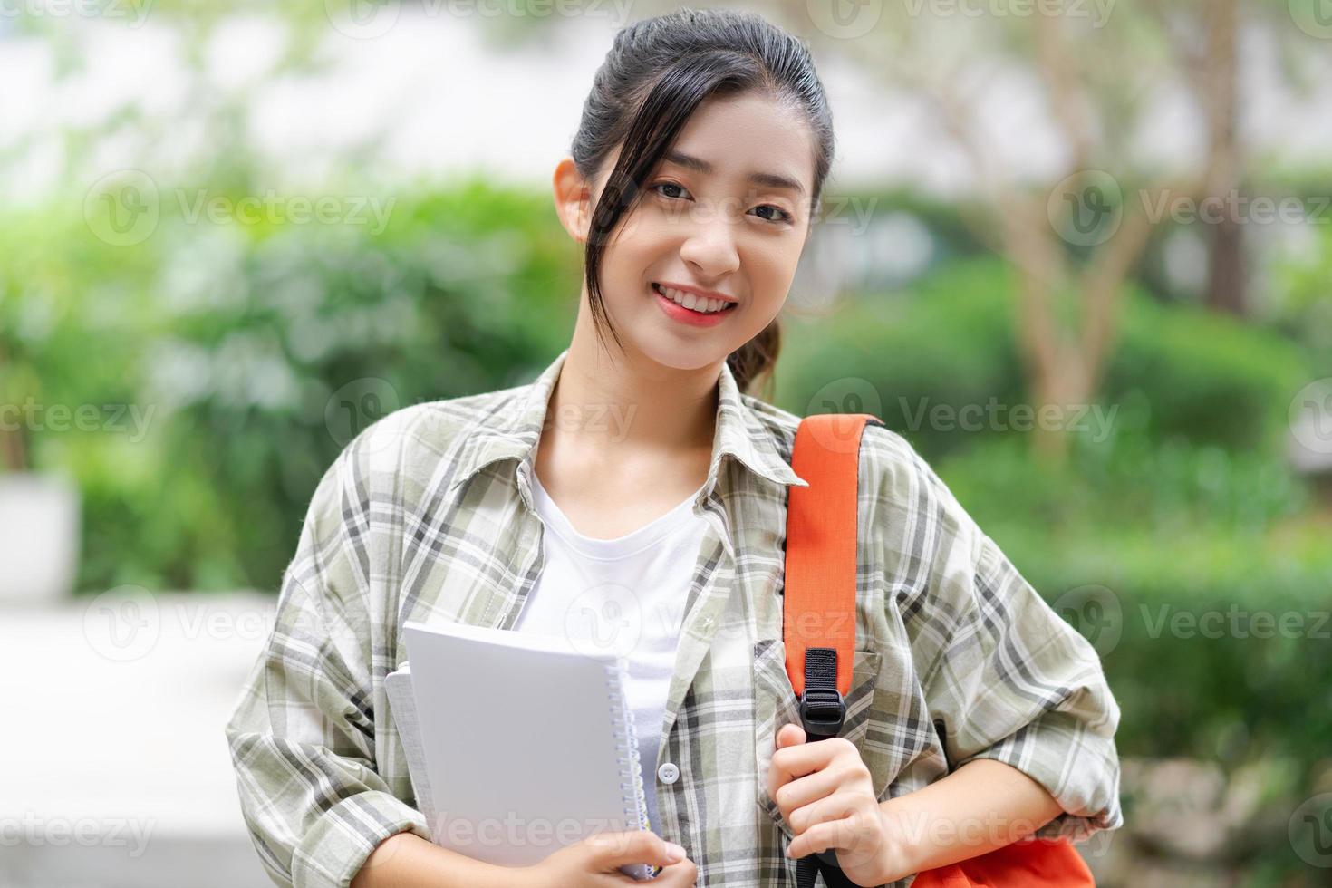 studente asiatico in strada foto