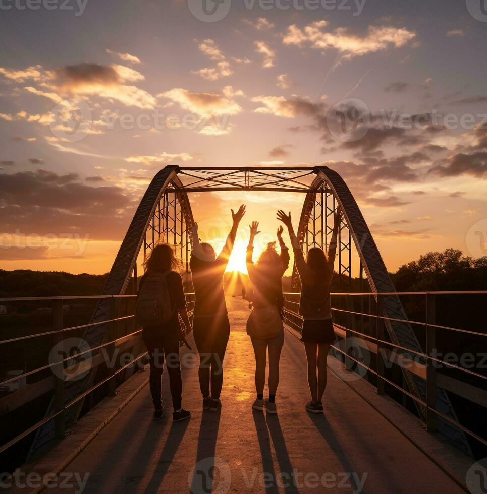 quattro amici siamo raccolta loro braccia nel il aria a tramonto, voglia di girovagare viaggio azione immagini, viaggio azione fotografie voglia di girovagare