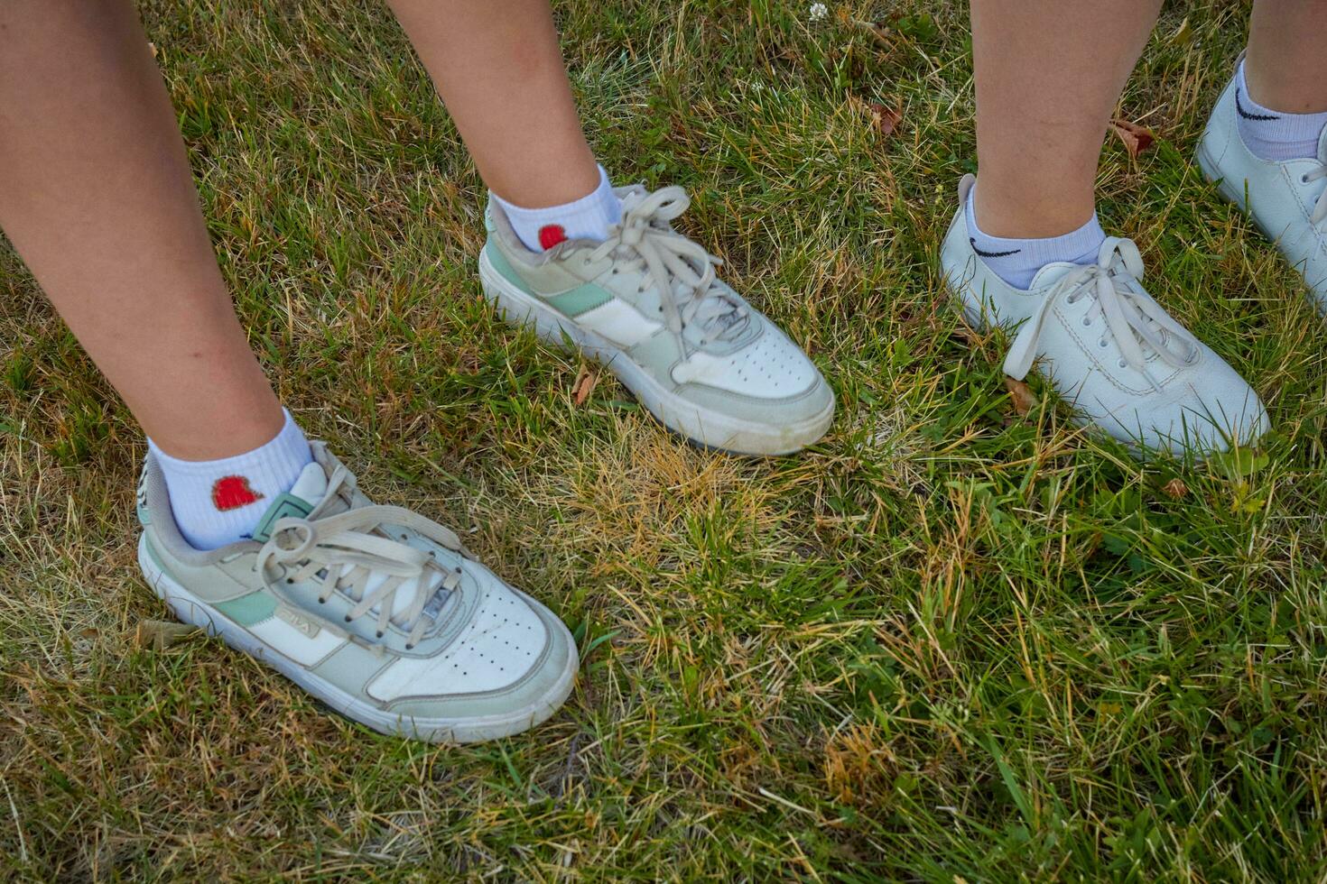 foto di scarpe da ginnastica con bianca calzini su bambini piedi.