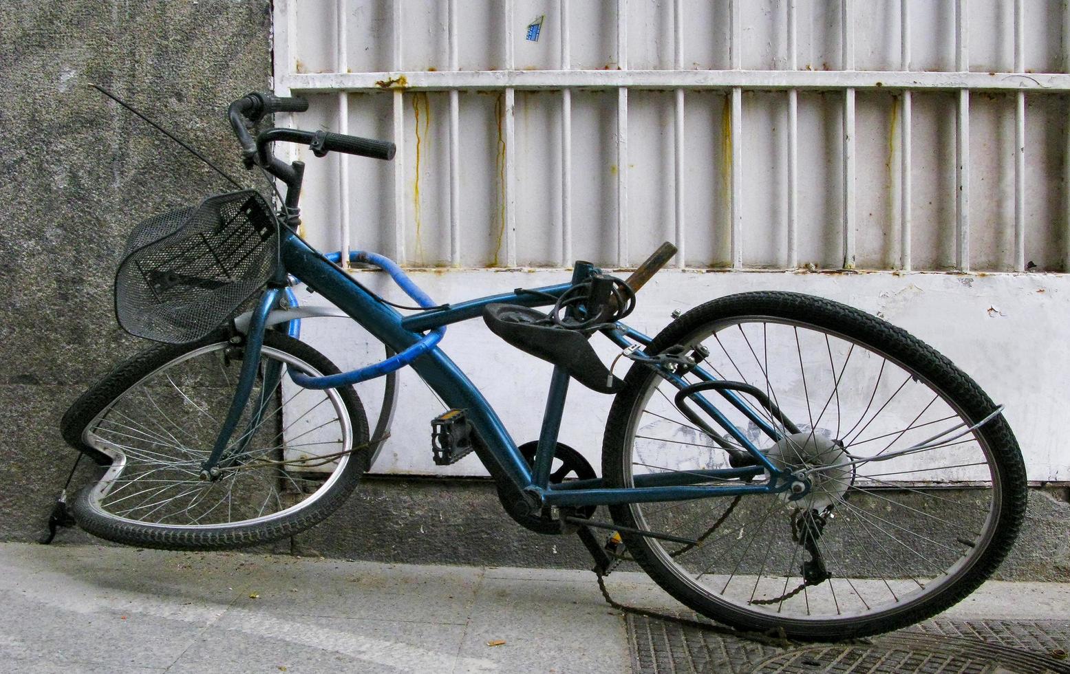 una bicicletta bianca parcheggiata davanti a una finestra a madrid, in spagna foto