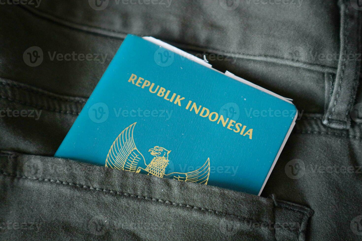 un indonesiano cittadinanza passaporto nel un' verde denim tasca. foto