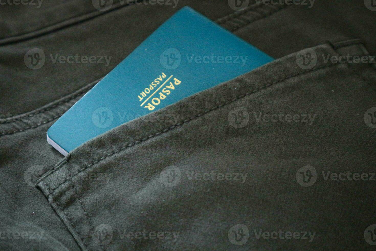 un indonesiano cittadinanza passaporto nel un' verde denim tasca. foto