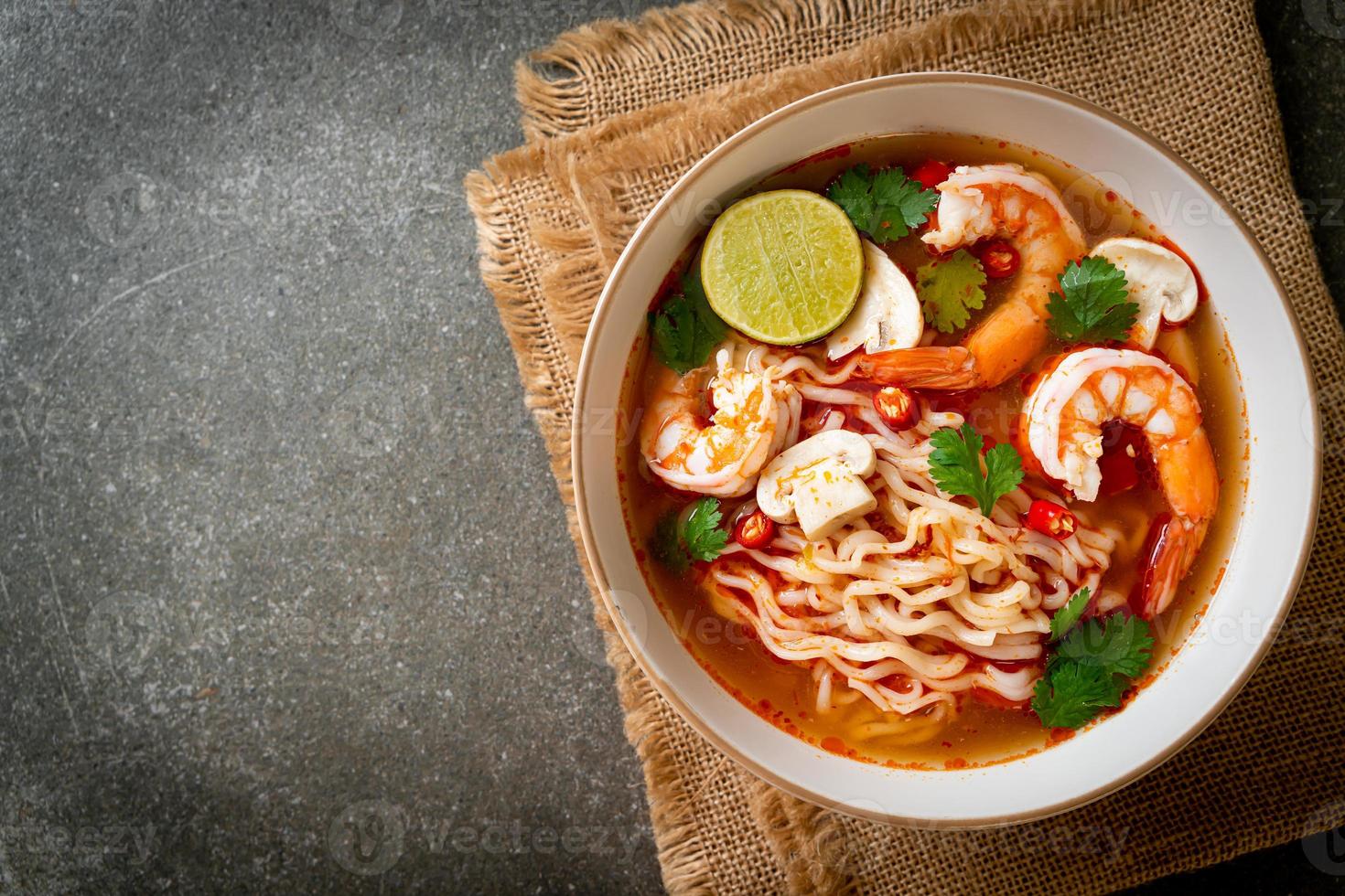 spaghetti istantanei ramen in zuppa piccante con gamberi o tom yum kung - stile asiatico foto