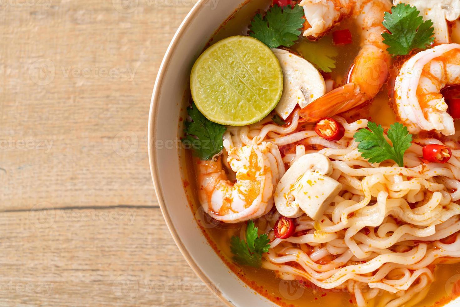 spaghetti istantanei ramen in zuppa piccante con gamberi o tom yum kung - stile asiatico foto