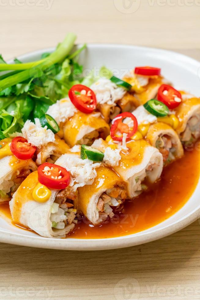 involtini primavera freschi con granchio e salsa e verdure - stile di cibo sano foto