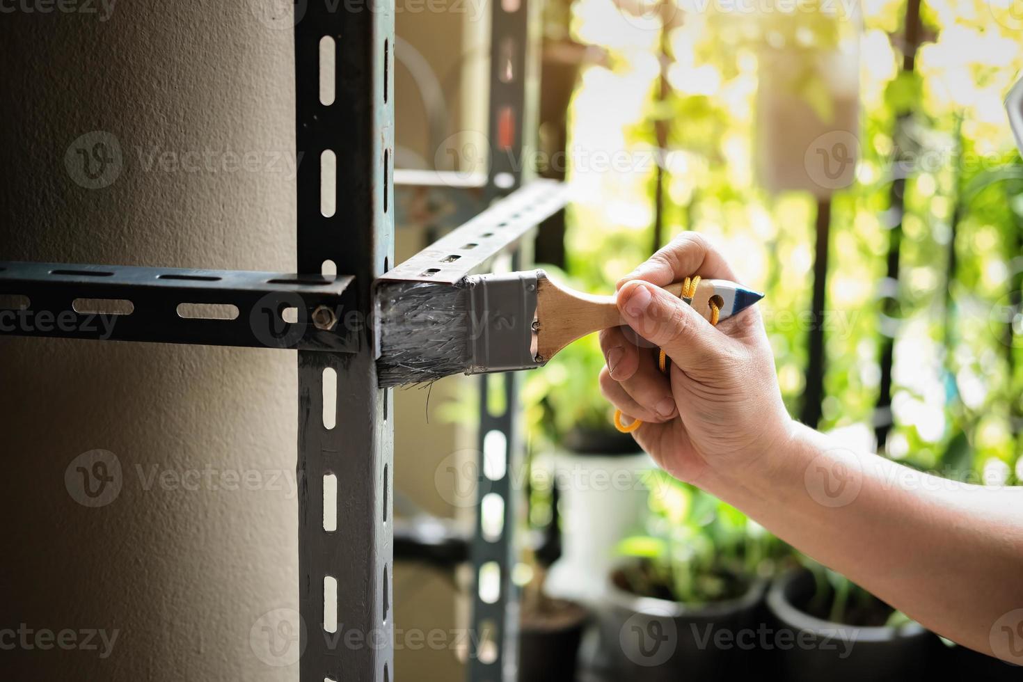 concetto fai da te, gli artigiani usano la vernice antiruggine per dipingere le vecchie parti in ferro. fai uno scaffale nel tuo weekend libero foto