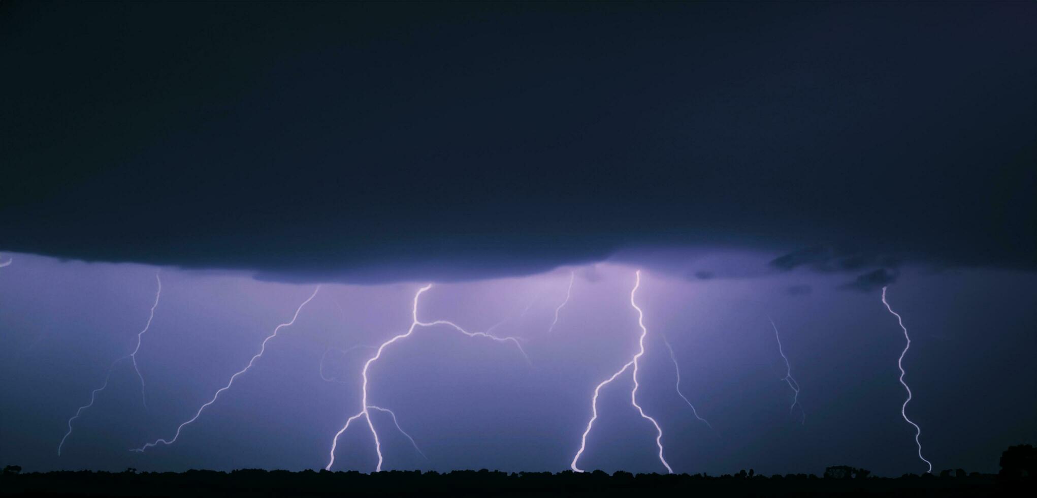 fulmine tempesta nel il cielo raggiante fulmine sfondo temporale nuvole 3d illustrazione foto