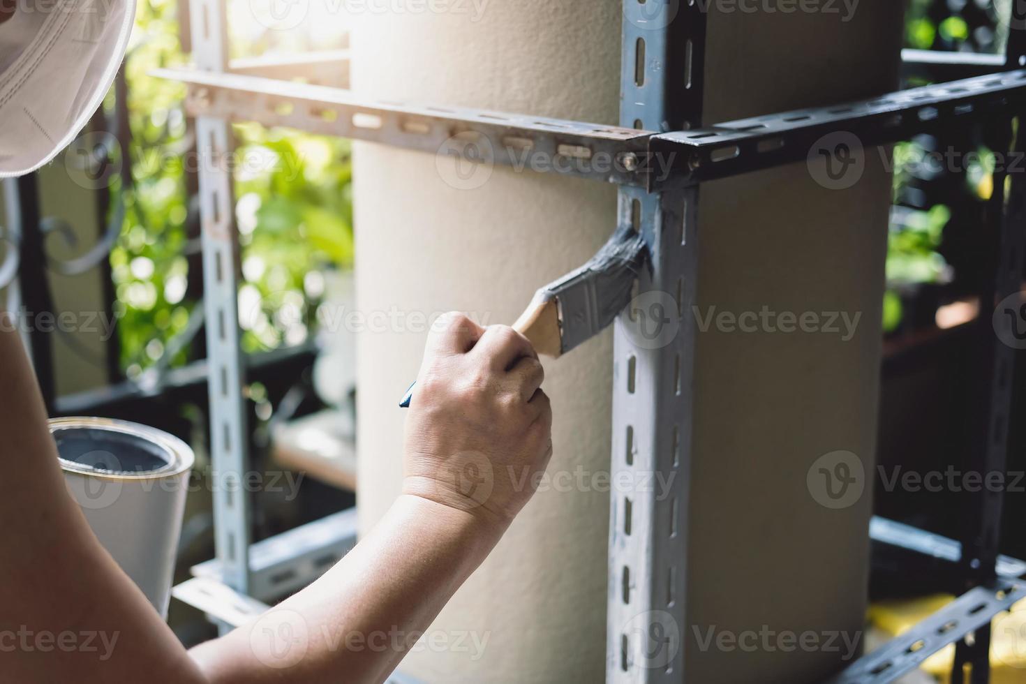 concetto fai da te, gli artigiani usano la vernice antiruggine per dipingere le vecchie parti in ferro. fai uno scaffale nel tuo weekend libero foto