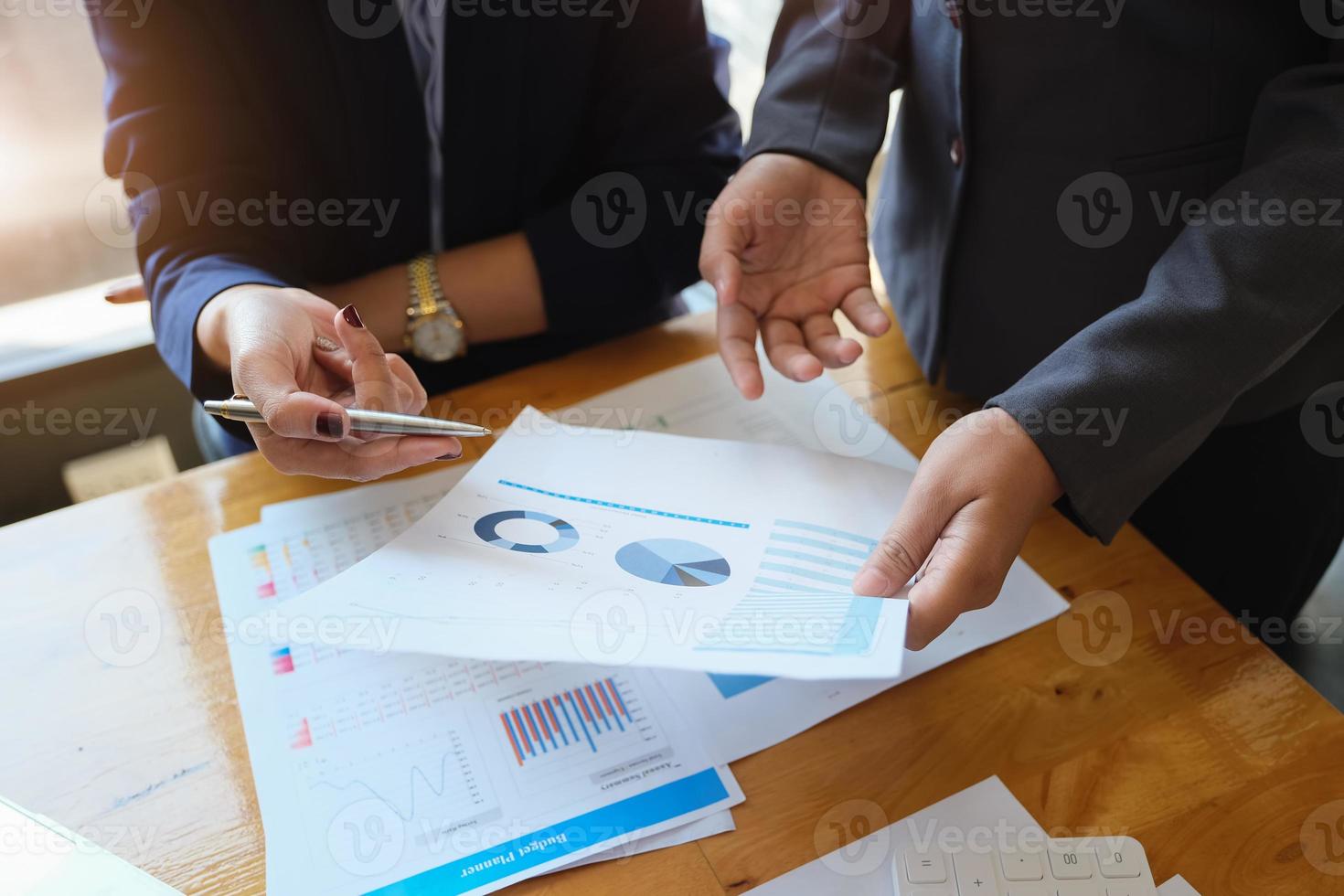un revisore tiene in mano una penna che indica documenti per esaminare bilanci e frodi finanziarie. foto