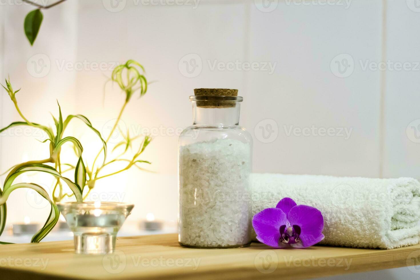 spa-bellezza salone, benessere centro. terme trattamento aromaterapia per un' donna di corpo nel il bagno con candele, oli e sale. foto