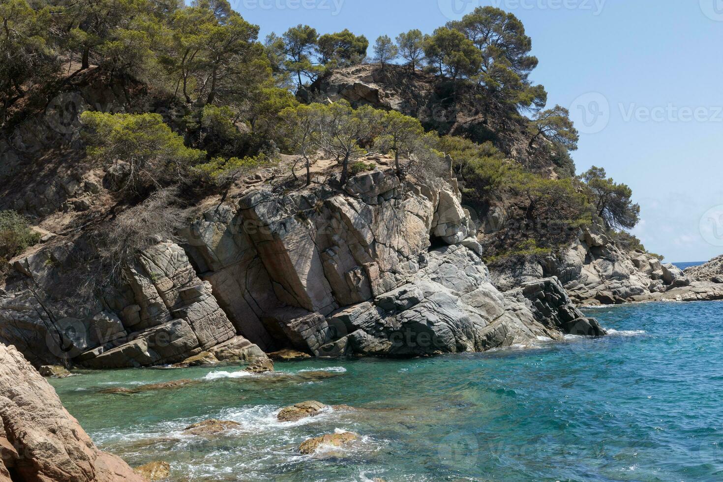 lussureggiante verde e roccioso costa di costa brava, Spagna foto