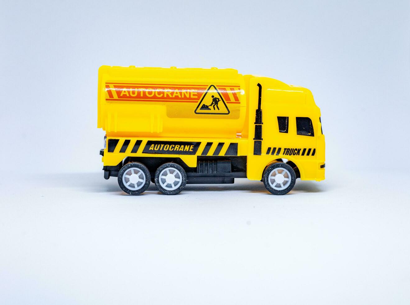 giallo giocattolo cemento miscelatore camion su bianca sfondo foto